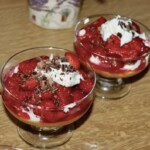 Deser z musem bananowym oraz truskawkami