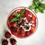 Deser z musem bananowym oraz truskawkami