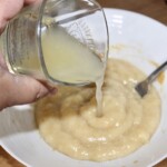 zmiażdżone banany w misce doprawiane są sokiem z cytryny