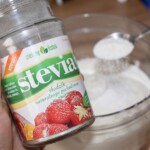 słoik stevii w dłoni