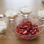 zmiażdżone truskawki w miseczce