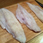 filety z dorsza na desce kuchennej