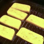 plastry polenty smażą się na patelni grillowej