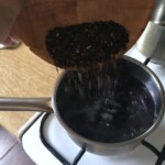 czarny ryż wsypywany jest do garnka celem ugotowania