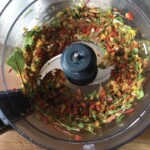 zmielone kolorowe warzywa w misce malaksera