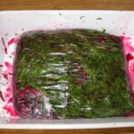 gravlax z burakiem i chrzanem w trakcie przygotowania