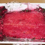 gravlax z burakiem i chrzanem w trakcie przygotowania