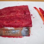 gravlax z burakiem i chrzanem w trakcie przygotowania