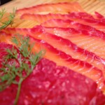 gravlax z burakiem i chrzanem pokrojony w plastry