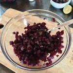 ugotowane i pokrojone w drobną kostkę buraki na sitku