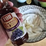 butelka czerwonego octu winnego w dłoni