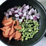 na patelni smażą się pokrojone w kostkę warzywa