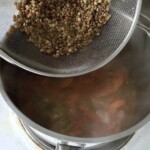 brązowa soczewica na sitku