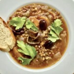 Grecka zupa soczewicowa z anchois i oliwkami