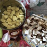 obrane i pokrojone ziemniaki w garnku oraz pokrojone pieczarki na talerzu
