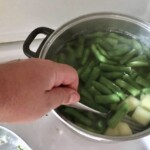 w garnku gotuje się zielona fasolka szparagowa