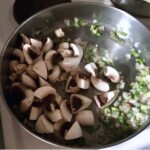 na patelni smażą się pokrojone pieczark9