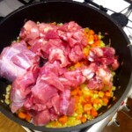 na dużej głębokiej patelni dusi się Gulasz włoski