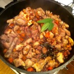 na dużej głębokiej patelni dusi się Gulasz włoski