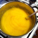 w garnku gotuje się polenta