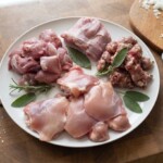 różne mięsiwa na dużym talerzu