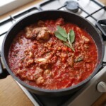 gulasz włoski w pomidorach w głebokiej patelni po ugotowaniu