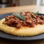gulasz włoski w pomidorach podany na polencie