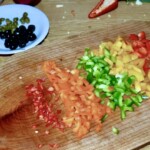 pokrojone w drobną kostkę kolorowe papryki