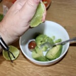 wyciskanie soku z limonki do miśku z awokado