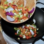 w woku smażą się warzywa