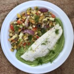 Halibut filet pieczony podany na dipie z awokado z dodatkiem krótko smażonych warzyw.