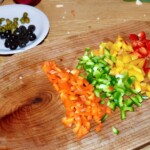 kolorowe papryki pokrojone w drobną kostkę