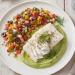 halibut pieczony z fasolką i warzywami podany na talerzu