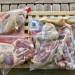 kurczak pokrojony na porcje i zapakowany w woreczki foliowe