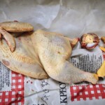 połowa kurczaka wiejskiego na papierze u rzeźnika