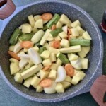 pokrojone w kostkę warzywa znajdują w głębokiej patelni