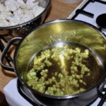 w garnku smaży się na oliwie drobno siekana cebula