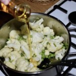 w garnku smażą się różyczki kalafiora