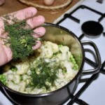 w garnku smażą się różyczki kalafiora