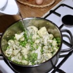 w garnku smażą się różyczki kalafiora