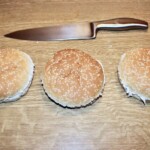 trzy bułki z sezamem