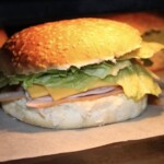 Kanapka z indykiem zapieka się w piekarniku