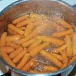 w garnku gotuje się marchewka mini