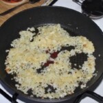 na patelni smaży się drobno siekana cebula