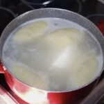 Kartacze z mięsem gotują się w dużym garnku w wodzie