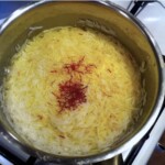 w garnku gotuje się ryż z szafranem