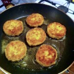 Klopsiki z dorsza z porem i ryżem po azjatycku smażą się na patelni