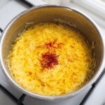 w garnku znajduje się ugotowany ryż z szafranem