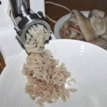 w maszynce do mięsa mielony jest filet z dorsza