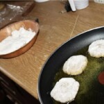 Kotleciki rybne z dorsza po tajsku z kolendrą smażą się na patelni